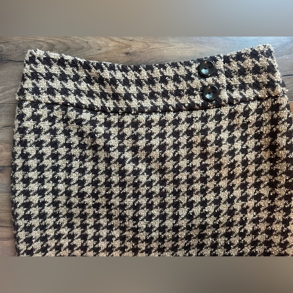 Ann Taylor Houndstooth Mini Skirt with Button Detail – Size 6 - Picture 5 of 5